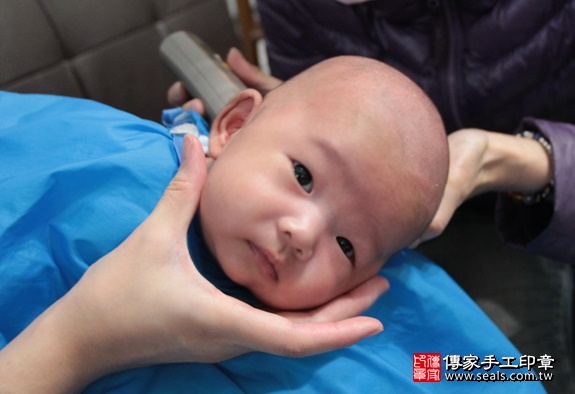 剃胎毛、滿月剃頭、嬰兒剃頭、嬰兒理髮、嬰兒剃髮、嬰兒剃胎毛、嬰兒滿月剃頭、寶寶剃頭、剃胎毛儀式、剃胎毛吉祥話、滿月剃頭儀式、滿月剃頭吉祥話、寶寶剃胎毛、寶寶滿月剃頭理髮、 新北泰山區剃胎毛、新北泰山區滿月剃頭、 新北泰山區嬰兒剃頭剃胎毛、新北泰山區嬰兒理髮、新北泰山區嬰兒剃髮、劉寶寶(新北泰山區到府嬰兒寶寶滿月剃頭理髮、免費到府嬰兒剃胎毛儀式吉祥話)。到府剃頭剃胎毛主持、專業拍照、DVD光碟、證書。★購買「臍帶章、肚臍章、胎毛筆刷印章」贈送：剃頭、收涎、抓周，三選一。2016.01.13 照片17
